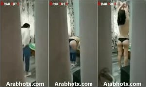 خول مصري يتجسس علي اخته و يصورها و هي بتعير في اوضيتها – سكس تجسس مصري