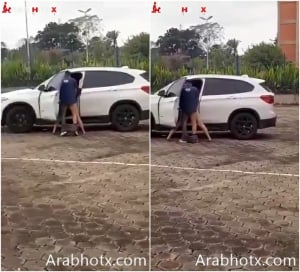 هاج علي صاحبته و هما في العربيه نزل قلعها و ناكها علي الباب – سكس في العربيه