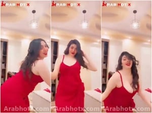 تلبس قميص النوم لحبيبها و تصورله نودز و هي ترقص و تهز فبزازها الملبن – نودز مصري