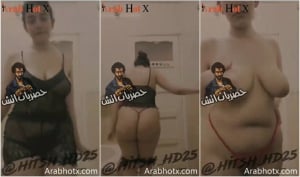 قحبه مصريه جامعيه تصور جسمها و تعرض طيزها الكبيره و بزازها الملين بقميص النوم