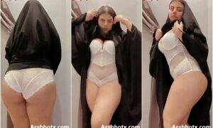 شرموطه محجبه ترفع العبايه و تصور الكلوت و هو محذق علي طيزها الكبيره – نودز عربي