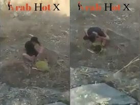 خول ياخد حبيبته و ينيكها في الخيط علي الارض و صاحبه يصوره