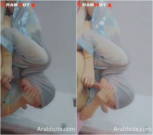 تروح لمديرها البيت و تلبسله قميص النوم تتتناك و تمص فزبره بلوجوب عشان يرقيها