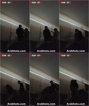 مخبي الكاميرا و بيصور جارته الممحونه و هو بينيكها زنقها في الباب – سكس خليجي