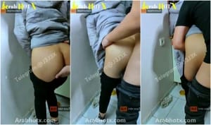 خول ياخد حبيبته فحمام الكافيه يقلعه البنطلون و ينيكها خلفي فطيزها علي الواقف و يصورها